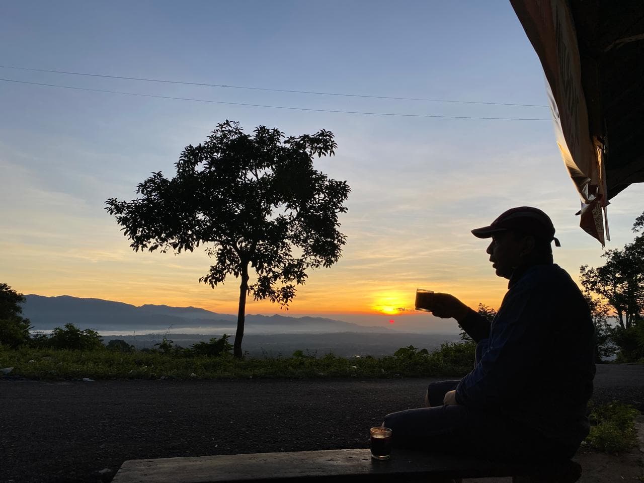 Menikmati secangkir kopi saat matahari terbit di Dataran Tinggi Semendo