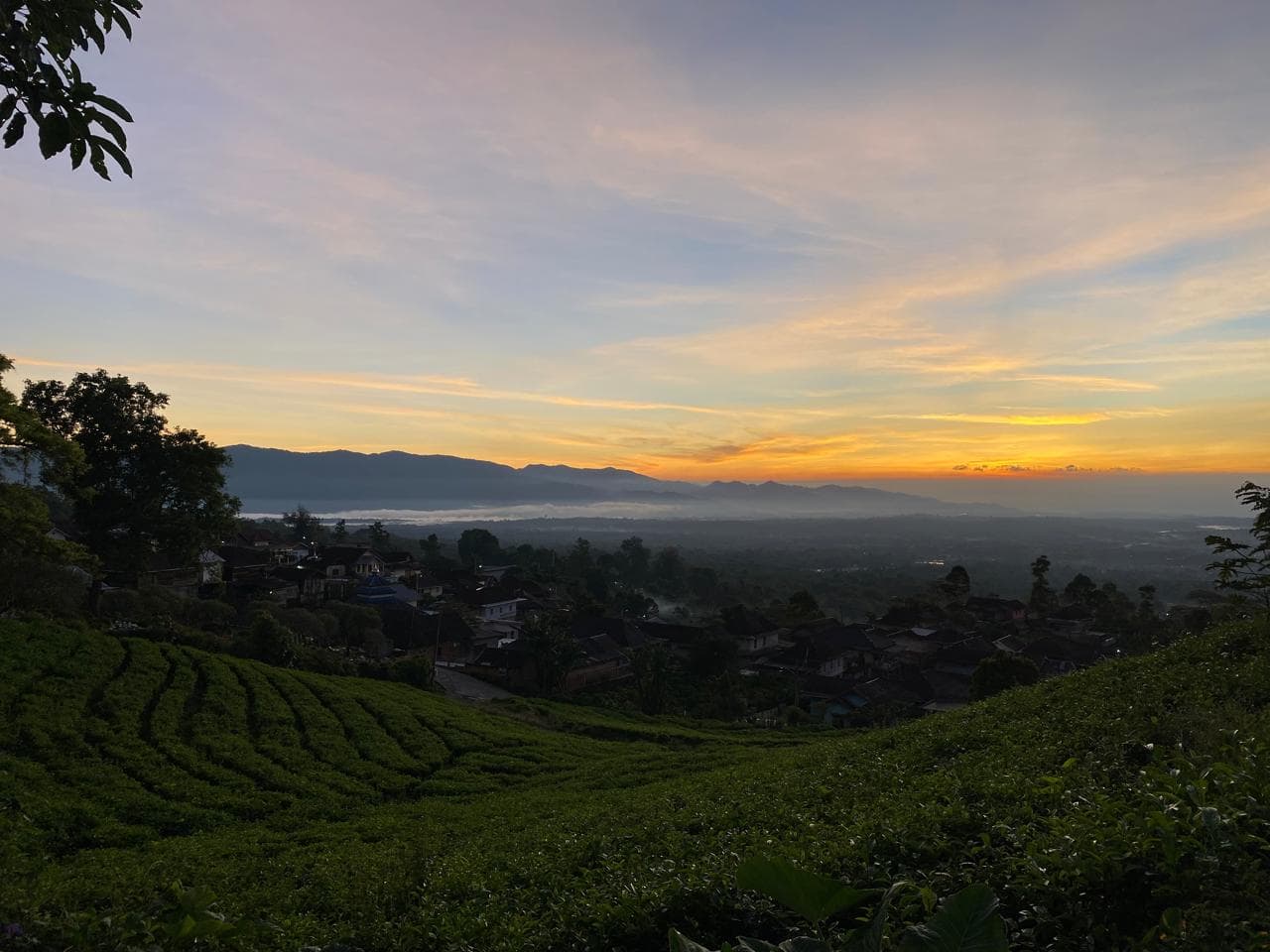 Kebun kopi dan desa di lereng Dataran Tinggi Semendo